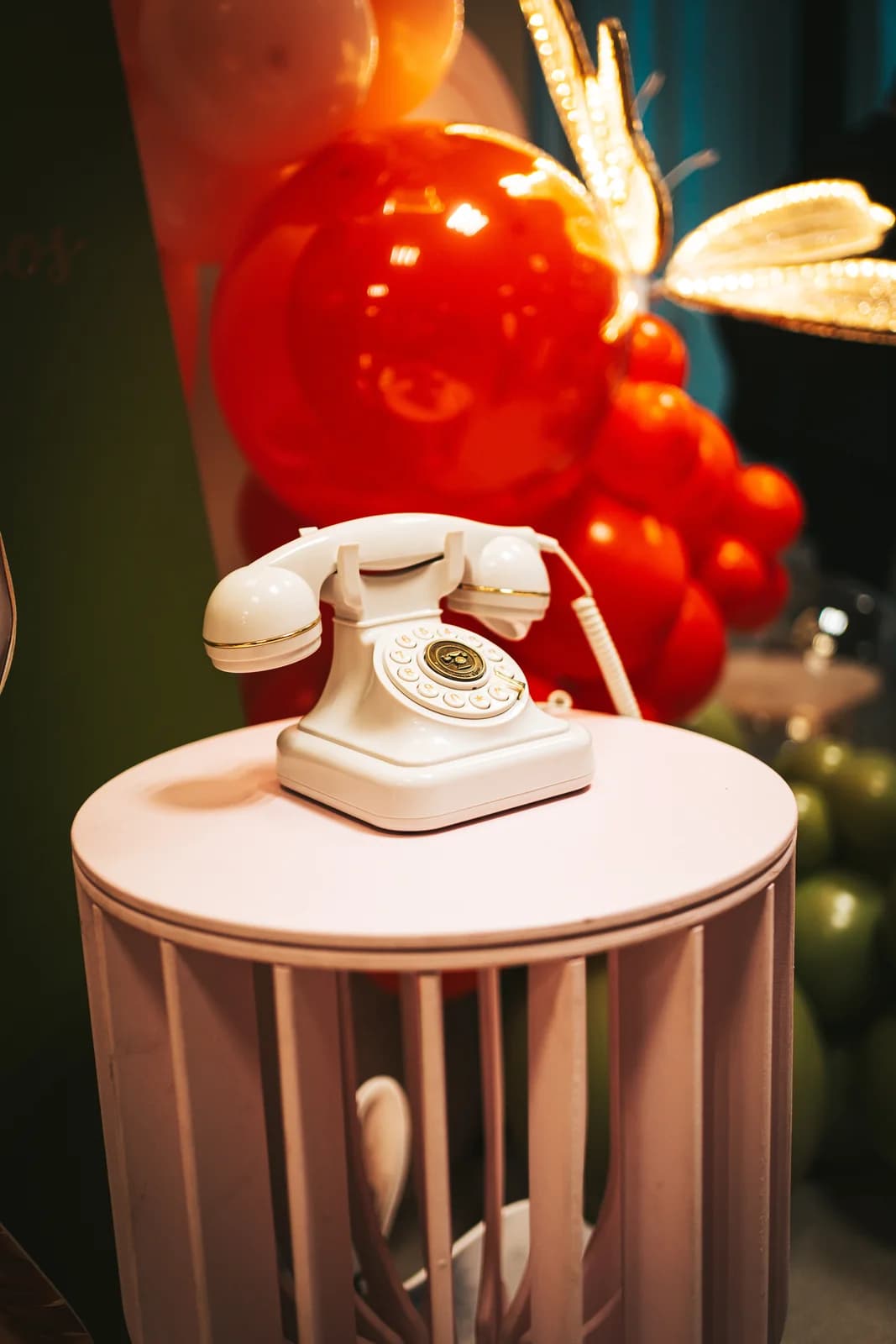 Elegantiškas telefonas šventės erdvėje