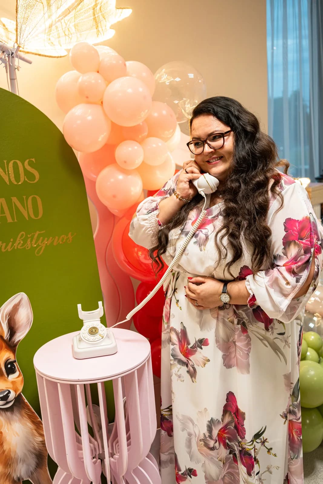 Retro telefono detalės ir šiltas šventinis apšvietimas