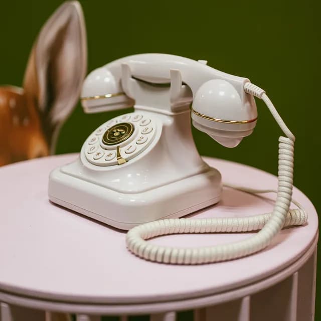 Aliodora – Baltas modern classic palinkėjimų telefonas